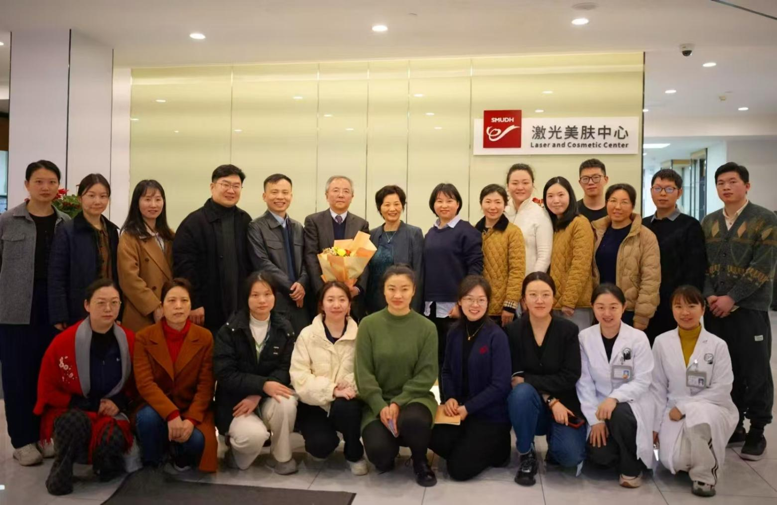 深圳鹏爱私密科主任钱星与上海九院周国瑜教授合影
